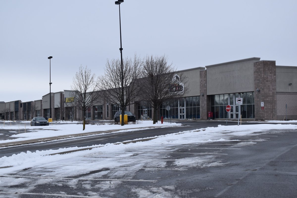 Situé tout près du site de la future station du REM, le site du centre RioCan à Kirkland sera redéveloppé. RioCan et Broccolini veulent débuter l’aménagement de nouveaux édifices commerciaux, à bureaux et résidentiels au début 2022. bit.ly/3hPyUcm