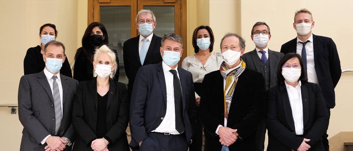 [#Voeux2021🎉]

Les membres du bureau du CNB vous présentent leurs meilleurs vœux pour cette année 2021.
👉 bit.ly/3osR9XG 
<a href="/GavaudanJ/">Gavaudan Jérôme</a> <a href="/Fontainehlne2/">Hélène FONTAINE</a> <a href="/batonnierparis/">Bâtonnier de Paris</a> <a href="/PEYRONA/">PEYRON Marie-Aimée</a> <a href="/Martinet_Lam/">Laurent Martinet</a> <a href="/OFontibus/">Olivier FONTIBUS</a> @florianborg <a href="/AttiasNathalie/">Nathalie Attias</a> <a href="/Rusen_Aytac/">Rusen Aytac</a> <a href="/AlexBoisrame/">Alex B Aix</a> Gilles Boxo