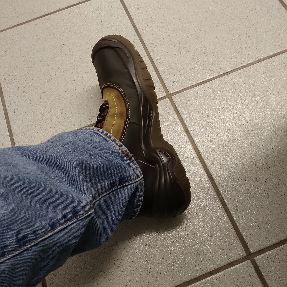 arcejorge61's tweet photo. Año Nuevo, botas de seguridad nuevas. #Berrendo @BERRENDOTEAM lo mejor que hay en el mercado, loques. https://t.co/pWRbdNSmJA