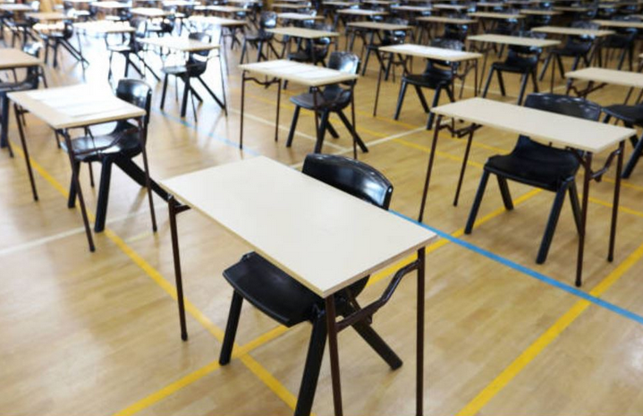SNALC_National's tweet photo. Le SNALC se félicite que les épreuves soient maintenues dans le droit commun. Les difficultés de l’an dernier ont donné lieu à des situations gênantes, comme la mise en place d’un oral de titularisation pour les stagiaires cette année https://t.co/XT54kvYIqE #concours2021 https://t.co/uwHNGQTn2q