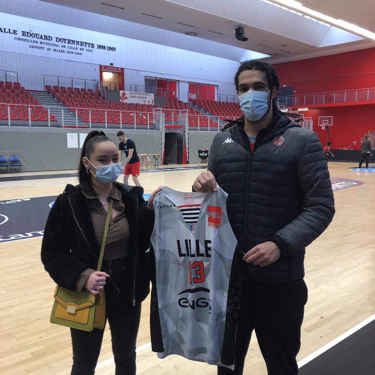 LMBasket's tweet photo. Les étudiants de l’asso #ecoshirts ont reçu ce midi des mains des joueurs du @LMBasket (N. Taccoen, C. Novas et T. Hieu-Courtois) 3 maillots portés qu’ils vont mettre aux enchères
TACCOEN 1️⃣9️⃣➖2️⃣0️⃣
CECI-DIOP 1️⃣7️⃣➖1️⃣8️⃣
GILLET 1️⃣1️⃣➖1️⃣2️⃣
#avotreboncoeur #redGIANTS 🔴⚪️ https://t.co/kuy9fDjlFk
