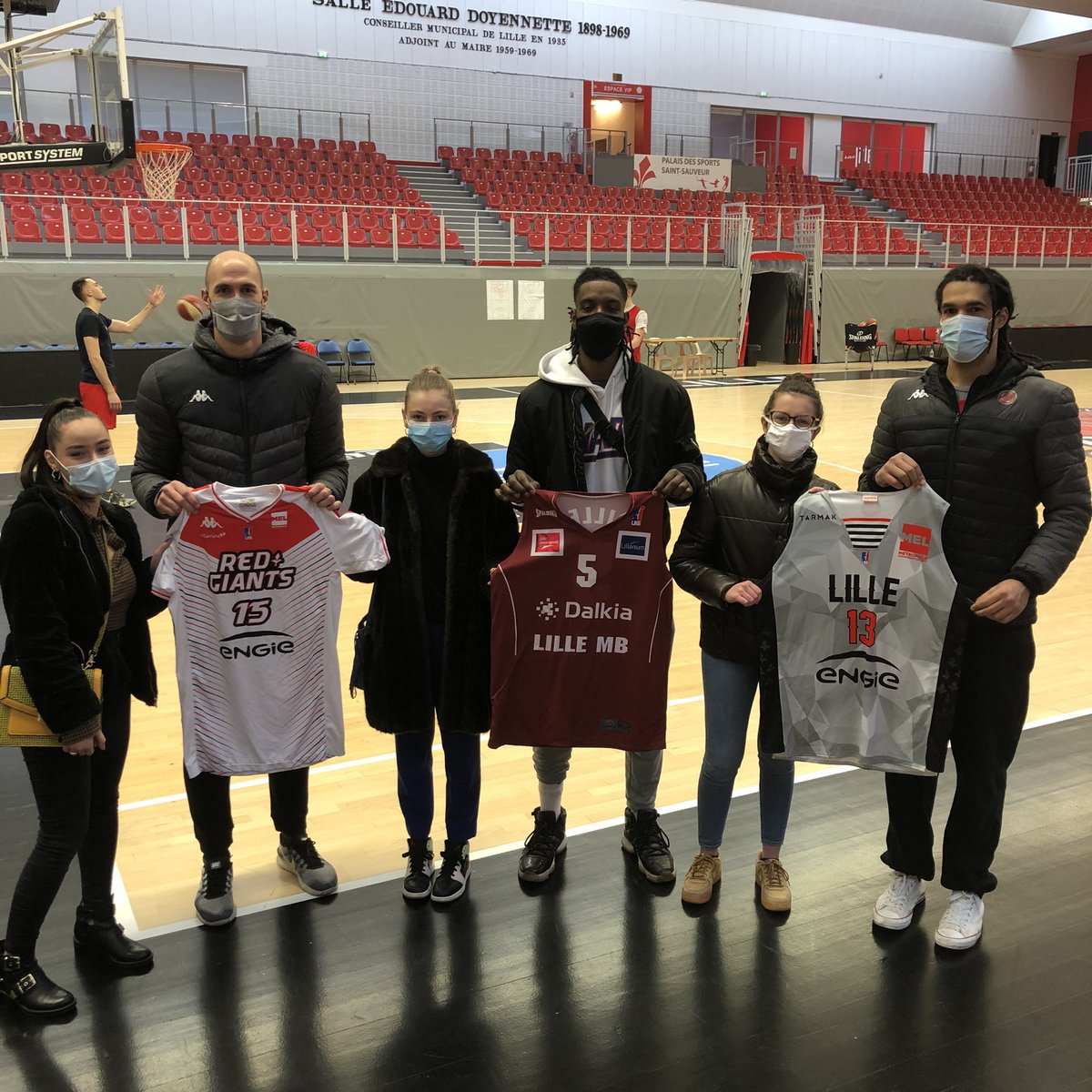 LMBasket's tweet photo. Les étudiants de l’asso #ecoshirts ont reçu ce midi des mains des joueurs du @LMBasket (N. Taccoen, C. Novas et T. Hieu-Courtois) 3 maillots portés qu’ils vont mettre aux enchères
TACCOEN 1️⃣9️⃣➖2️⃣0️⃣
CECI-DIOP 1️⃣7️⃣➖1️⃣8️⃣
GILLET 1️⃣1️⃣➖1️⃣2️⃣
#avotreboncoeur #redGIANTS 🔴⚪️ https://t.co/kuy9fDjlFk