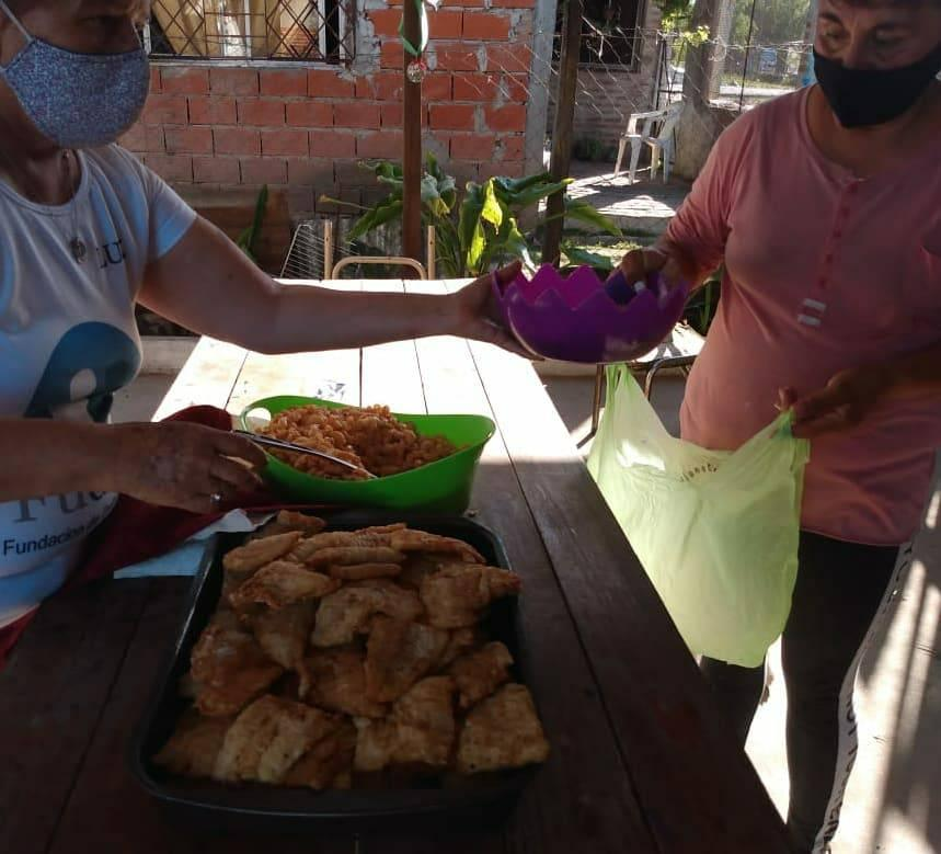 fudeso2's tweet photo. Con el aporte y la solidaria de muchxs, hoy pudimos ofrecer rica merluza a lxs  familias que asisten al merendero " La casa de Luz ". Gracias Cecim La Plata y voluntarixs de Fu de so. https://t.co/EJvz7HG8R9