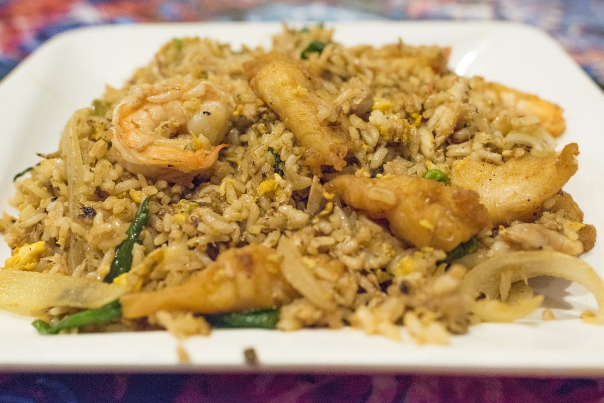 CafeOrientChats's tweet photo. Special Seafood Fried Rice:

with Eggs, Carrots, Peas, #Real Crab Meat, #Shrimp, &amp; #Seabass filet.

tossed with #Tomato, #Onion, &amp; #ThaiBasil.

"Absolutely Amazing"
- everyone who's ever tired it. https://t.co/G8uDmleAUS