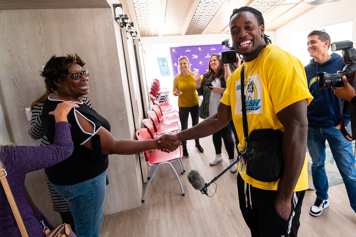 WISEPlace's tweet photo. #throwbackthursday to last year when #NFL player @Melvingordon25 visited #WISEPlace bring holiday gifts to our women.
See the video here: https://t.co/Xt8nfoYi91 https://t.co/WGYfztcwkg