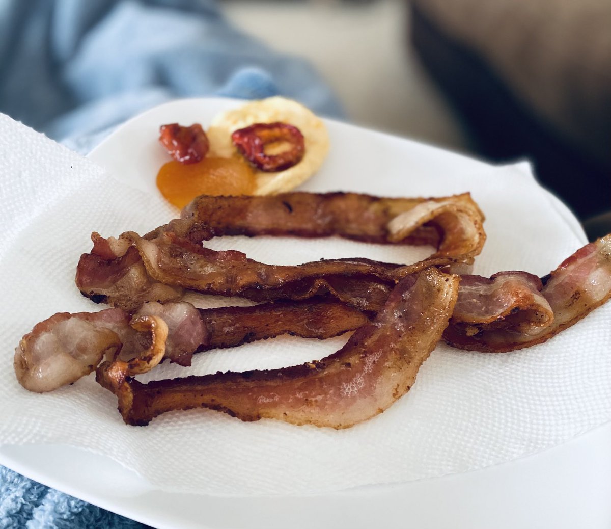 DrakeSusan's tweet photo. What you eat when you’re home alone for lunch and you’re married to a vegan #donottellJulie https://t.co/z4yxwwAwY5