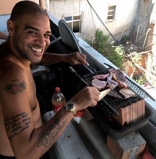 Eu queria ter a vida do Adriano Imperador, se regrou para ser um atleta, conquistou o seu império e hoje vive de rei!

Se fosse um YouTuber fazendo merda acelerando carro aplaudiriam!