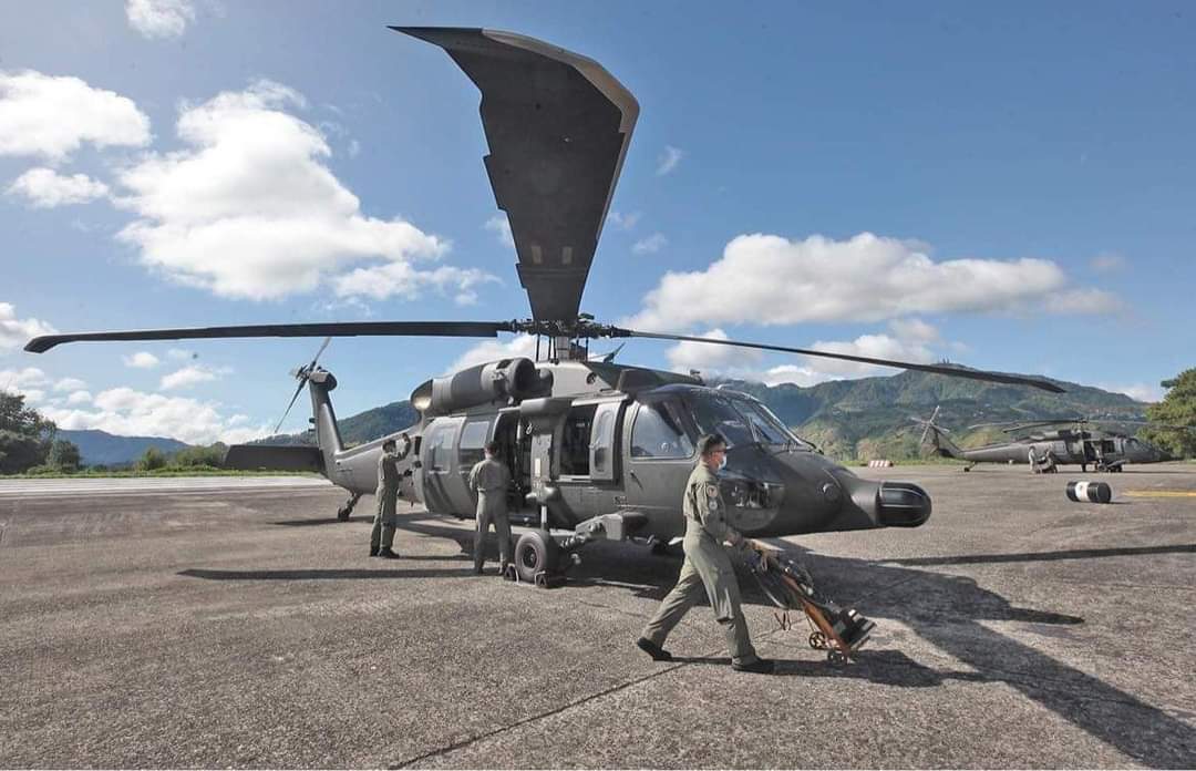 Philippine Insider on Twitter: "Two of the newly-acquired Sikorsky S-70i Black Hawk helicopters of the Philippine Air Force landed for the first time at the Tactical Operations Group 1 headqurters at Loakan