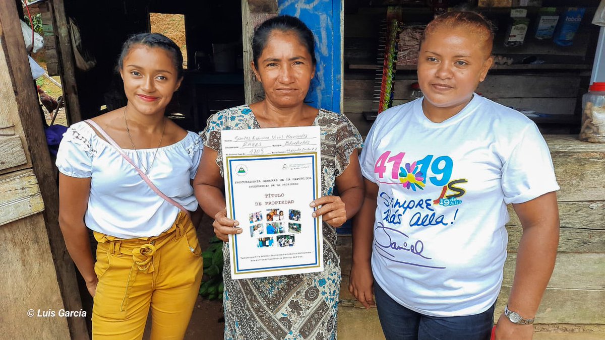 InfoCaribeNoti's tweet photo. El Gobierno de #Nicaragua a través de la #PGR @Kenia_Wat y con el apoyo de la @PromSolidaria realizó entrega de 20 títulos de Propiedad a Familias del Bo. 19 de Julio en #Bluefields #CaribeSur @LaSandino @Nicaragua905 @ClsNicaragua @Red_FSLN #2021VictoriasDeLaPaz #Daniel2021 https://t.co/STt9QUZwIg