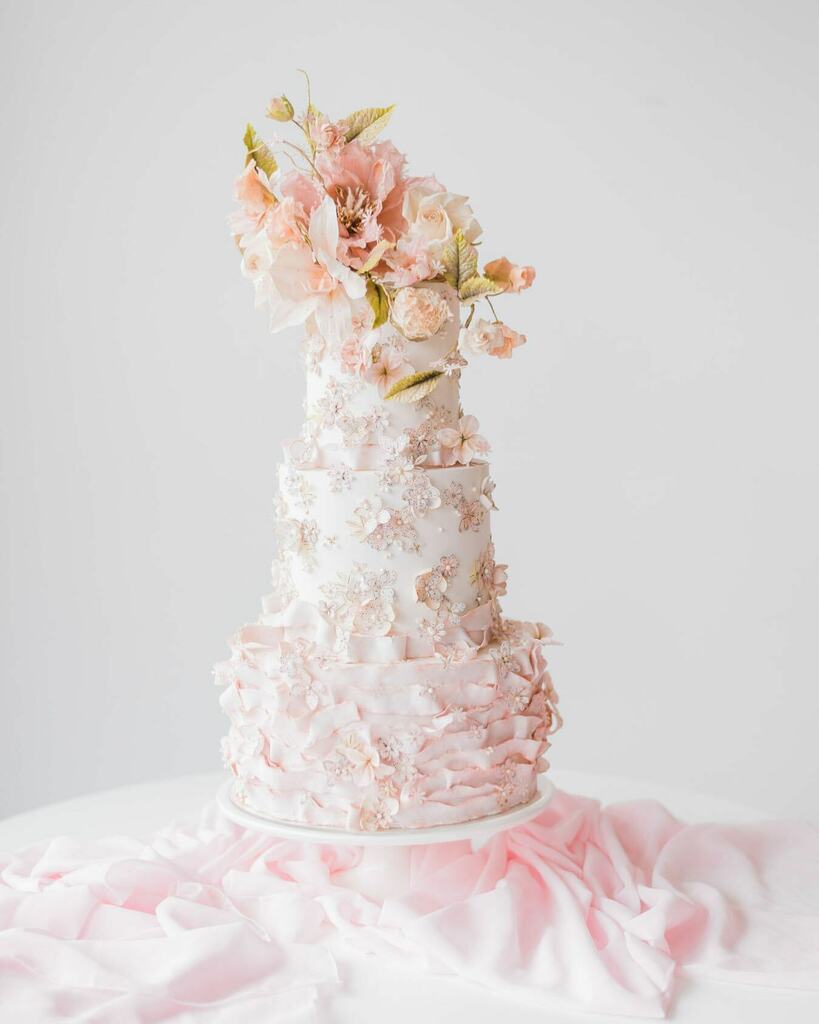burghbrides's tweet photo. Who would ever dream of cutting into a #weddingcake this pretty?! But when it's one by @alexrobbacake you know it's going to taste delicious too! 🤤 Pass the cake knife! Photo by @rochacophoto #burghbrides https://t.co/6mIVsRdtfh https://t.co/SGBWos6RUZ