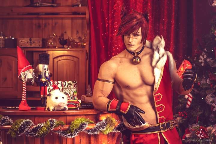 ShippGay18's tweet photo. Sett Noel (League of Legends) Prt 1

Tá eu sei que Natal já passou! Mais eu não podia ficar sem compartilhar essas imagens com vocês... Esse Cosplay é incrível, é como se tivesse tirado o Sett do jogo e trazido pra vida Real 😲❤

#Sett #LeagueOfLegends #Cosplay https://t.co/xfSZmS46hM