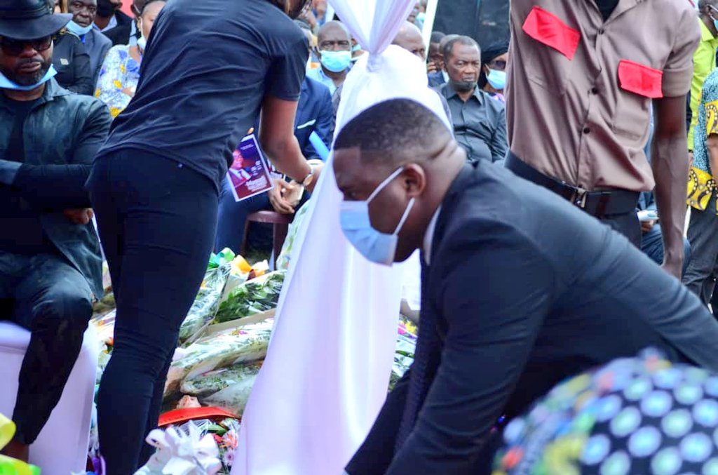 Jeunesse_Mlc's tweet photo. • #InMemoriam •
Le Président de la LJMLC @AldarichLuboya et sa vice @CarmelBampile ont rendu les derniers hommages, ce jeudi, à l'Hon. Sénateur Dr MASUDI KALOMBO BIN MASUDI (Époux de l'Honorable @Evebazaiba
SG/MLC)
#RestInPeaceDaddy🌹 https://t.co/V5xCFV5xK6