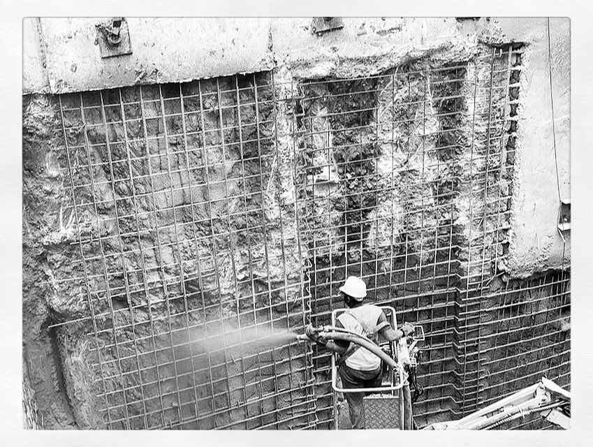Arnabat_Group's tweet photo. 🔲¿De donde surge el nombre de #Gunitado?. El primer sistema de proyección (proyección por vía seca), fue patentado en 1911 por Carl Ethan Akeley. Es de ahí que surge el nombre de gunitado para la proyección del #hormigón. 👉https://t.co/srytu9umfQ https://t.co/vNvEXBNoE3