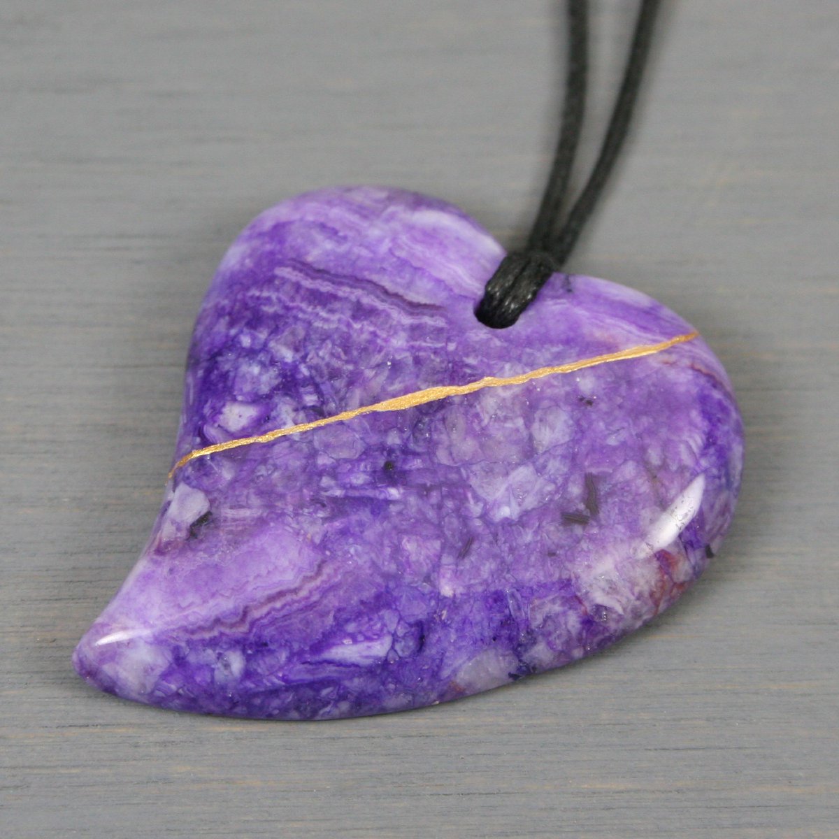Gotta love that shade of purple in this #kintsugi repaired crazy lace agate broken heart pendant!
akintsugilife.com/product/kintsu… #kintsugiheart #kintsugijewelry