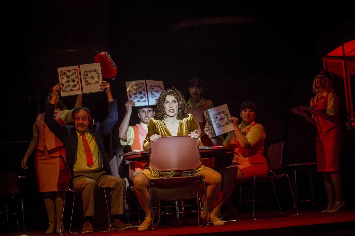 testimosihe's tweet photo. Arriba al Teatre Principal de València @GVAivc T’estimo si he begut 🍸💙 un espectacle coproduït per @dagolldagom , @labrutal i @TdeTeatre #testimosihebegutdegira https://t.co/VIkkMKhHKE