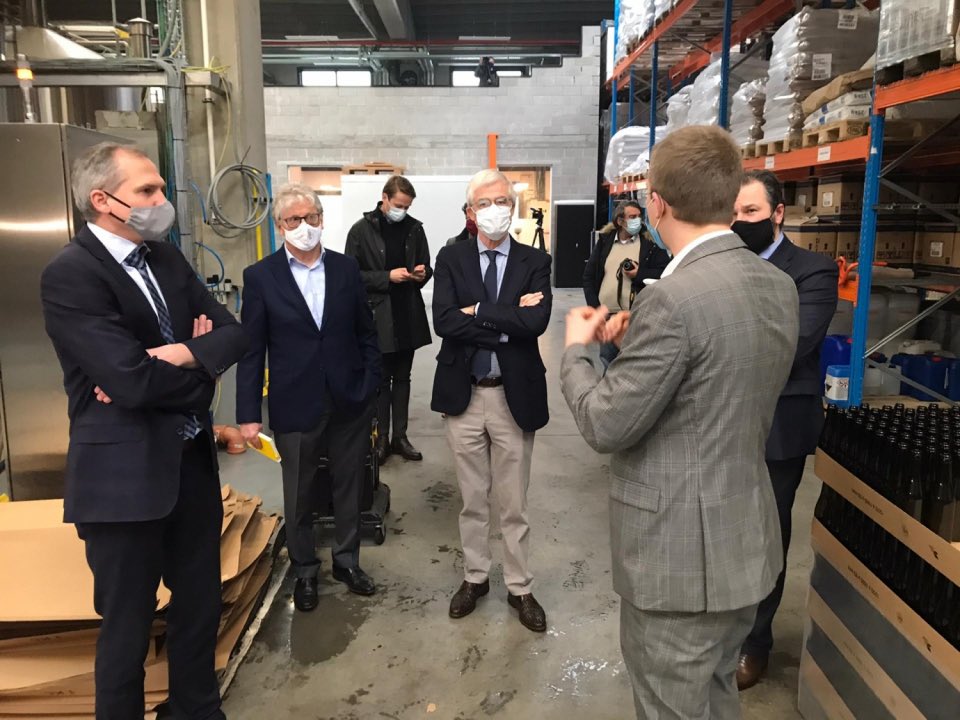 JosVermeiren's tweet photo. Vanuit @UNIZO_OVL samen met @MDiependaele en @GeertBourgeois op werkbezoek bij de Gentse contractbrouwer #Beerselect @Wout_Meuleman om de impact van #brexit te monitoren op de Vlaamse bedrijven. Boeiend ondernemersverhaal met grote (internationale) ambities! https://t.co/DrZkigXk6Q