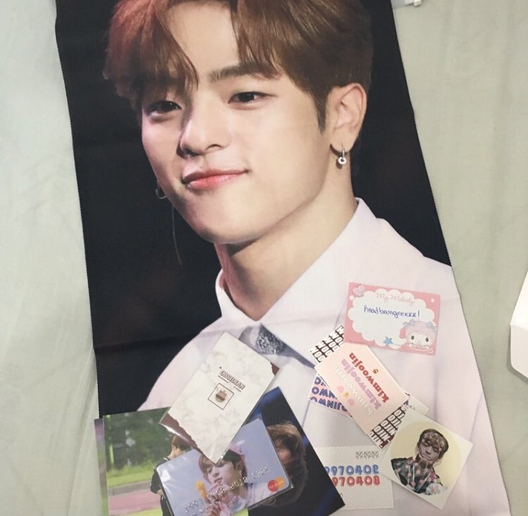 atzracha's tweet photo. extra postcards + full cheering kits!!

green slogan 20€
red slogan 18€ bc slight packaging staining https://t.co/kMJ3FpKLvV