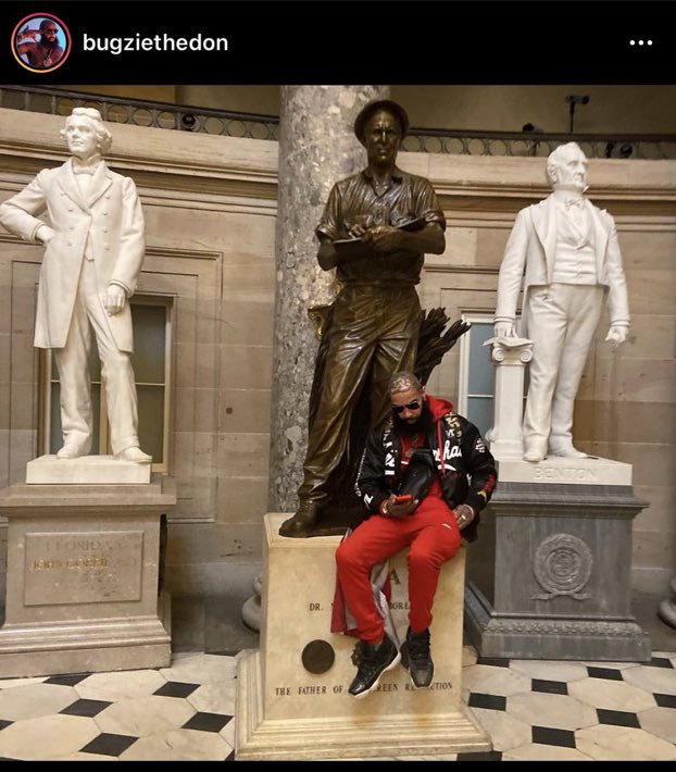 JustZayy's tweet photo. I knew that nigga was there for a photo shoot 😂😂 https://t.co/P0HPGtKERQ