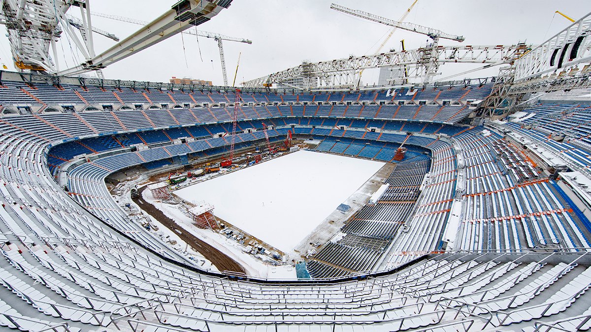 realmadrid's tweet photo. 🌨️🏟️  El Bernabéu nevado es... 😍
#HalaMadrid https://t.co/QZj8weADt9