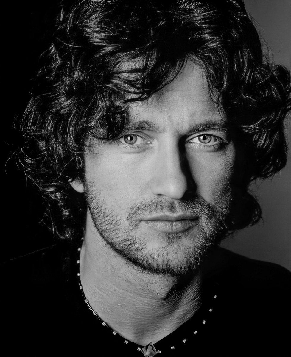 Gerardbutlerig's tweet photo. Gerard Butler 1994 
📷photographer: Greg Gorman

His hair 👀😍
#GerardButler #GerryButler https://t.co/epJkNma9qy