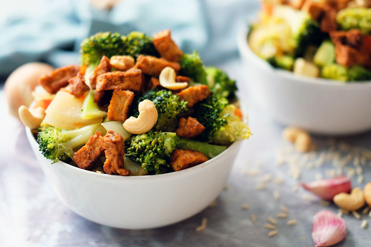 Snel gezond en vegan recept op tafel? Broccoli wokken met pittige tofu | Vegan Travel Life vegantravellife.com/recepten/brocc… #veganrecept #vegan #veganchallenge #Veganuary2021