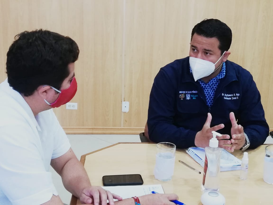 DPS_LosRios's tweet photo. #SantaElena| Coordinador de @Salud_CZ5 @JorgeRomeroCz5 presenta propuesta a @JDanielVillao, Prefecto de #SantaElena, para repotenciar el Centro de Atención Temporal "Señor de las Aguas", en Colonche, con una Unidad de Cuidados Intermedios. https://t.co/fG6nvcegbU