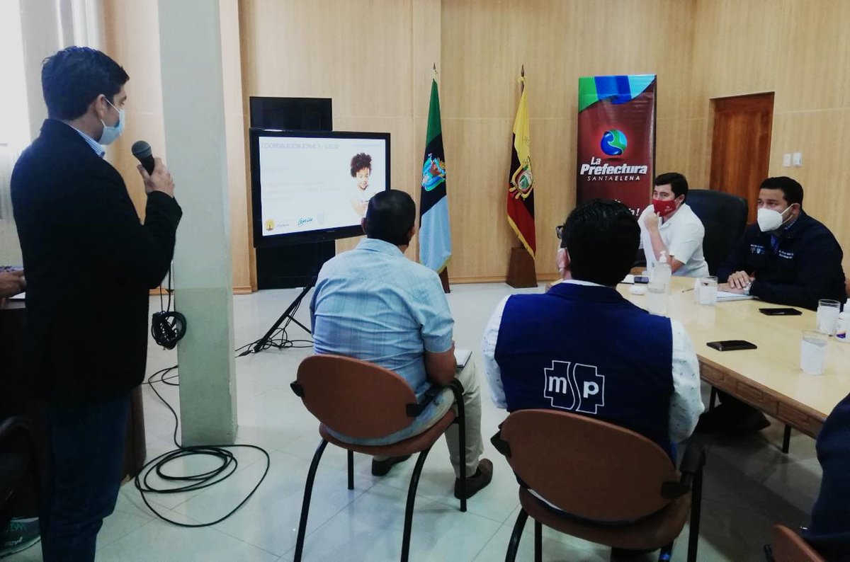 DPS_LosRios's tweet photo. #SantaElena| Coordinador de @Salud_CZ5 @JorgeRomeroCz5 presenta propuesta a @JDanielVillao, Prefecto de #SantaElena, para repotenciar el Centro de Atención Temporal "Señor de las Aguas", en Colonche, con una Unidad de Cuidados Intermedios. https://t.co/fG6nvcegbU