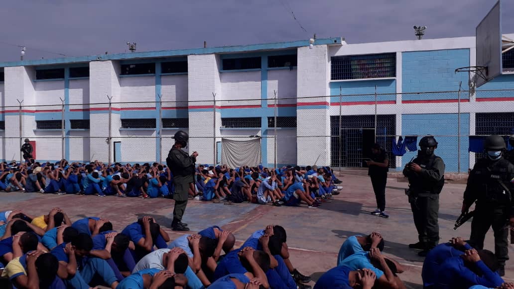 mirelct's tweet photo. En vista de los hechos presentados en el día de ayer en el C.P. Sgto. David Viloria del estado Lara, cumplo con informar que se encuentra bajo control y en este momento se está llevando a cabo una requisa extraordinaria,  con el apoyo del M/G General de la GNB Fabio Zavarse. https://t.co/ozkLVFhScF