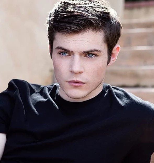 PreviouslySerie's tweet image. #Riverdale

💠 ACTUALIZAMOS 💠

Se confirma oficialmente la incorporación RECURRENTE de Chris Mason (#PLLThePerfectionists) en la 5T.

Será Chad Gekko, marido de Verónica tras el salto temporal, un perro alfa que se ve amenazado por Riverdale y Archie Andrews.