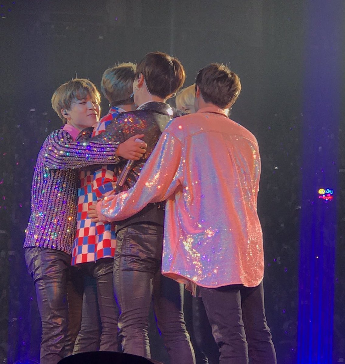 liIjiminvert's tweet photo. I think jimin runs the hug fairy account https://t.co/WUYeUJ6byQ