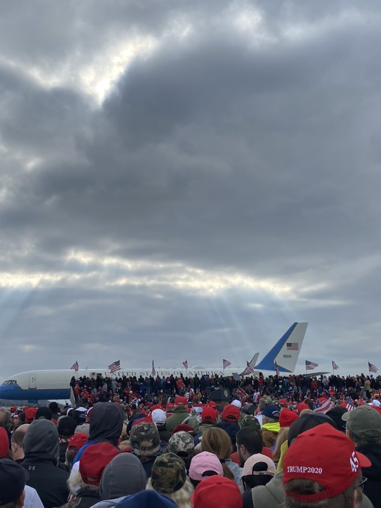 KiniSoy's tweet photo. ✨💖🙏El es el elegido de DIOS🙏💖✨ son reales esas fotos no están trucadas alguien que estuvo allí las hizo y las compartió.
@HSRetoucher
 
@realDonaldTrump https://t.co/Fmzc03B1ON