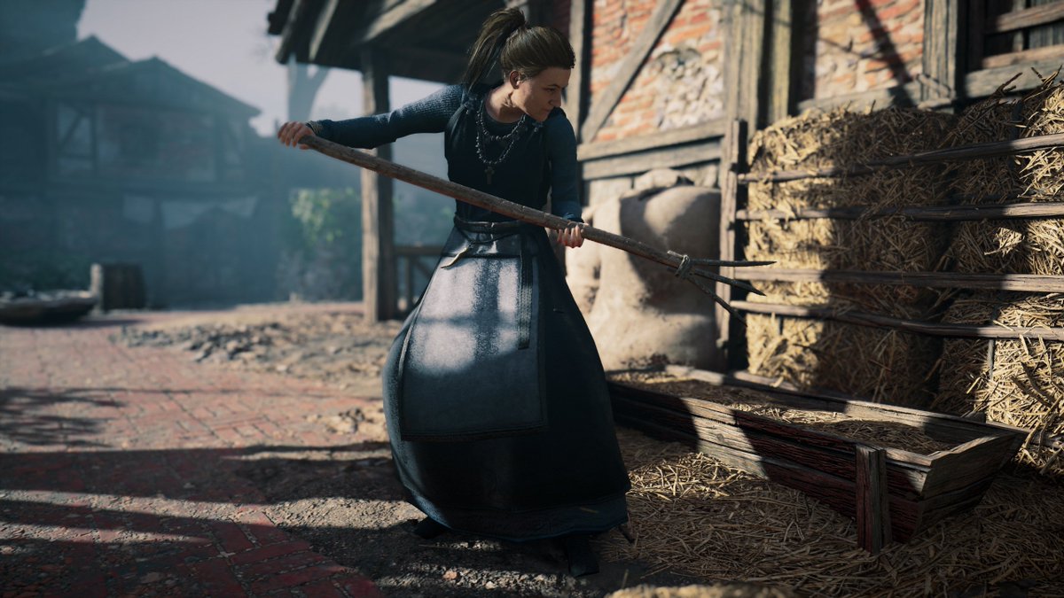 Another typical woman's garment: the Anglo-Saxon version of an apron dress. Note that the fastening brooches have a different, typically Anglo-Saxon shape. It could be worn with/without an extra apron (in a shape that's more familiar to us). Tablet-woven belts weren't uncommon.