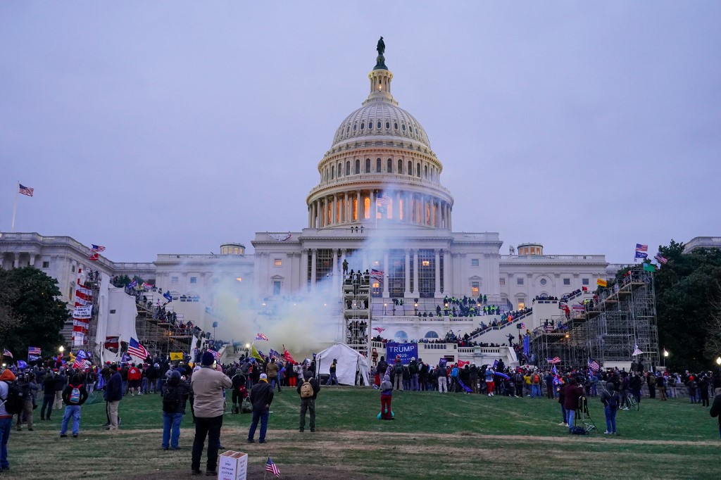 1jour1actu's tweet photo. Les partisans de Donald Trump créent la panique à Washington https://t.co/fGzWzYWxMJ https://t.co/5bfzN7ZBAb