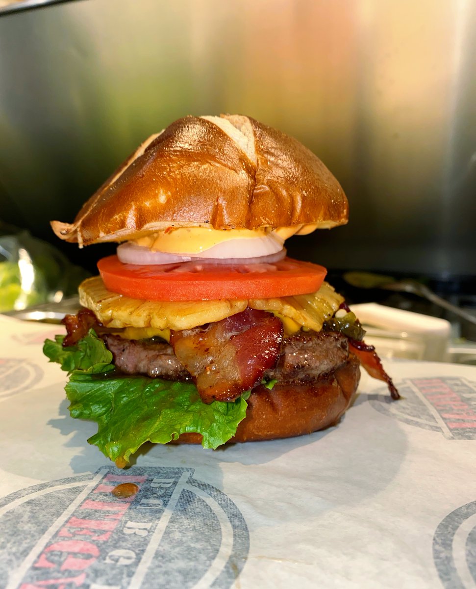 Illegal_Burger's tweet photo. Dine-in is now available so make sure to stop by your local Illegal Burger! 🤩🍔 

#illegalburgerco #burger #cheeseburgers #burgers #fries #sweetpotato #potatofries #potatofrieslovers#bacon #cheesy #denver #colorado #🍔 https://t.co/jNO1GgzEU6