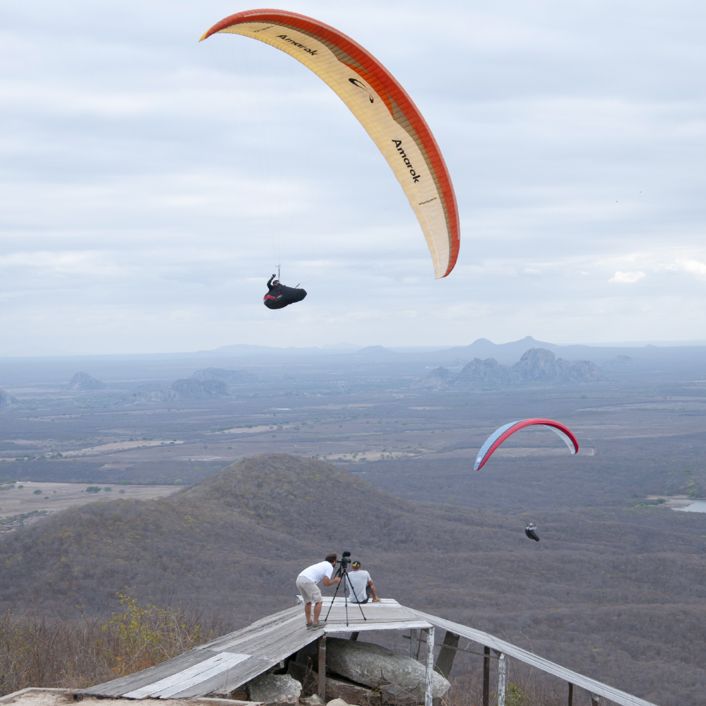 solparagliders's tweet photo. Da seção Amarok Expedition os cinegrafistas @marciodja e @caiosalles79 buscam o melhor ângulo da galera.

#parapente #paragliders #voolivre #solparagliders #solsports #quixada #amarok https://t.co/OAlpzx6fmJ