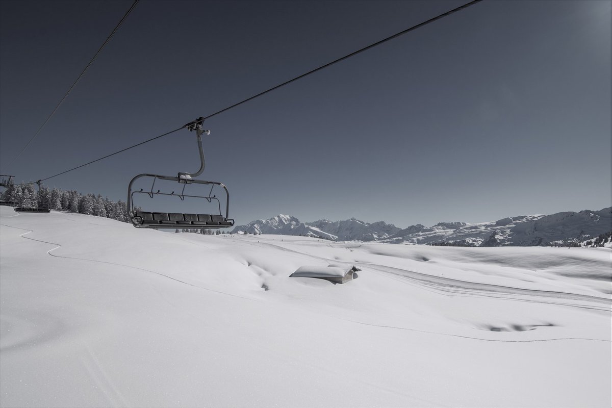 SavoieMontBlanc's tweet photo. ‼️Communiqué : Les stations toujours hors-piste et sans top départ garanti.Un énième cap décisionnel repoussé au 20/01 fragilise un peu + encore la saison risquant d’hypothéquer à terme la survie des 112 stations de #Savoie et #HauteSavoie.Tous les détails https://t.co/AfHRDZJ0RP https://t.co/8ZeDAeQXCP