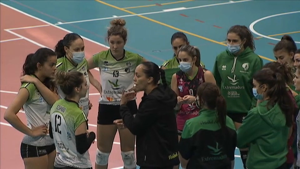 deportesCEX's tweet photo. 🔜 El @voleibolarroyo inicia mañana la andadura en la Copa Princesa. Su entrenadora, Flavia Lima, nos dará la previa en directo 🏐
🗣️ Será en #EXD2, a partir de las 21:00, en @cextremadura 📺 https://t.co/M1oHmP8NV1