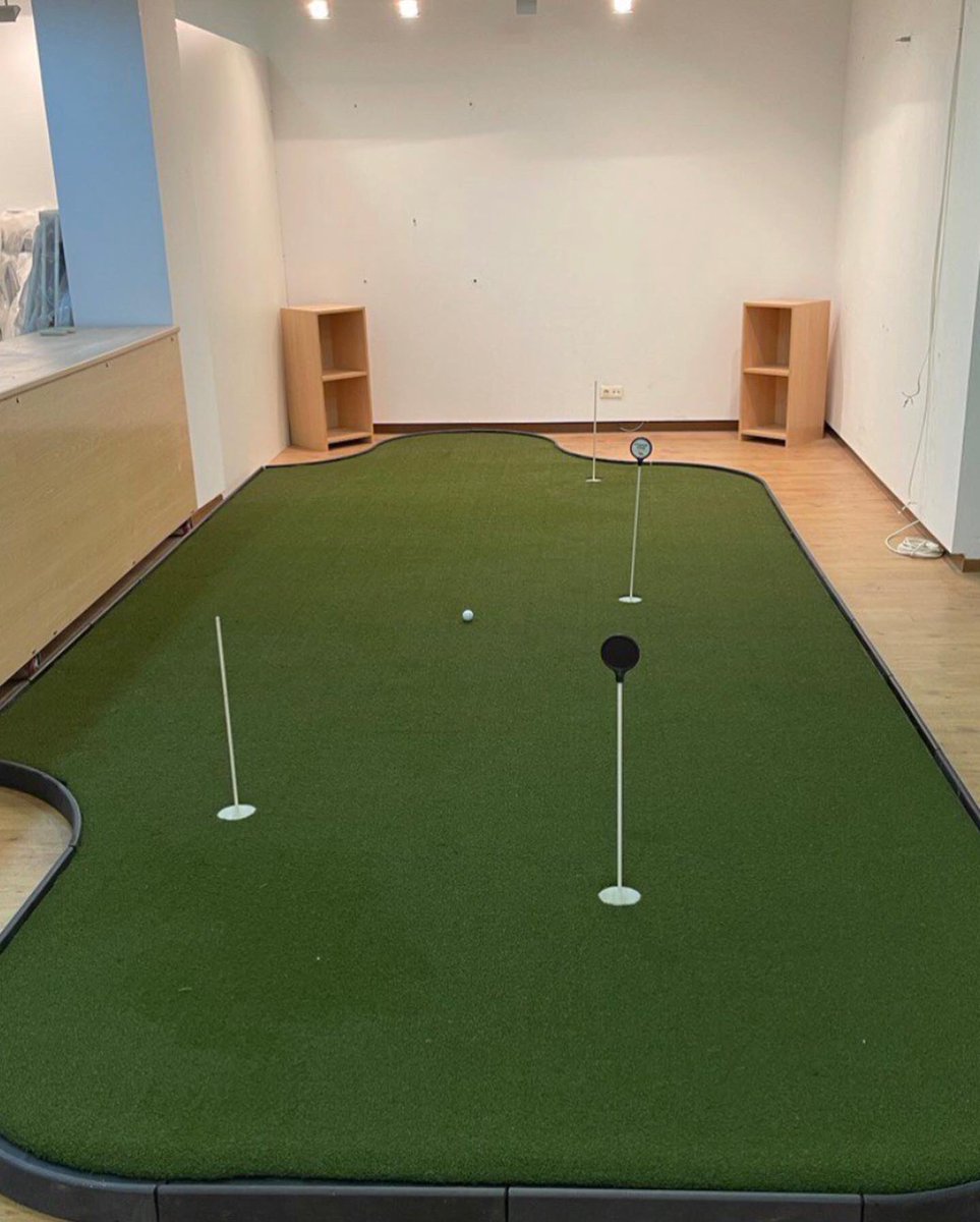 Nuestro proyecto va tomando forma. Hoy hemos montado el putting green para nuestro laboratorio de putts
