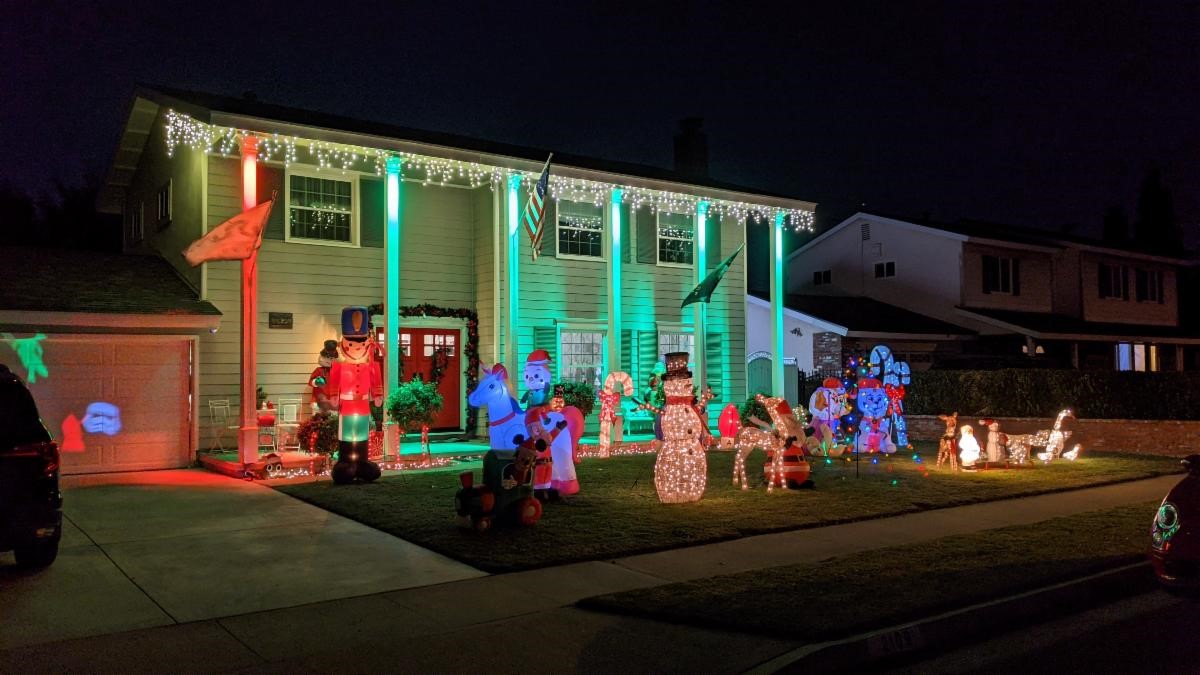 The_IES's tweet photo. The IES Orange County Section held a holiday lighting contest & the submissions were absolutely mesmerizing!
Congrats to Wesley Dochnahl for the win, & to all who helped brighten up their streets this past holiday season!
#TheIES #IESOC #lighting #outdoorlighting #holidaylights https://t.co/ym1odhX888