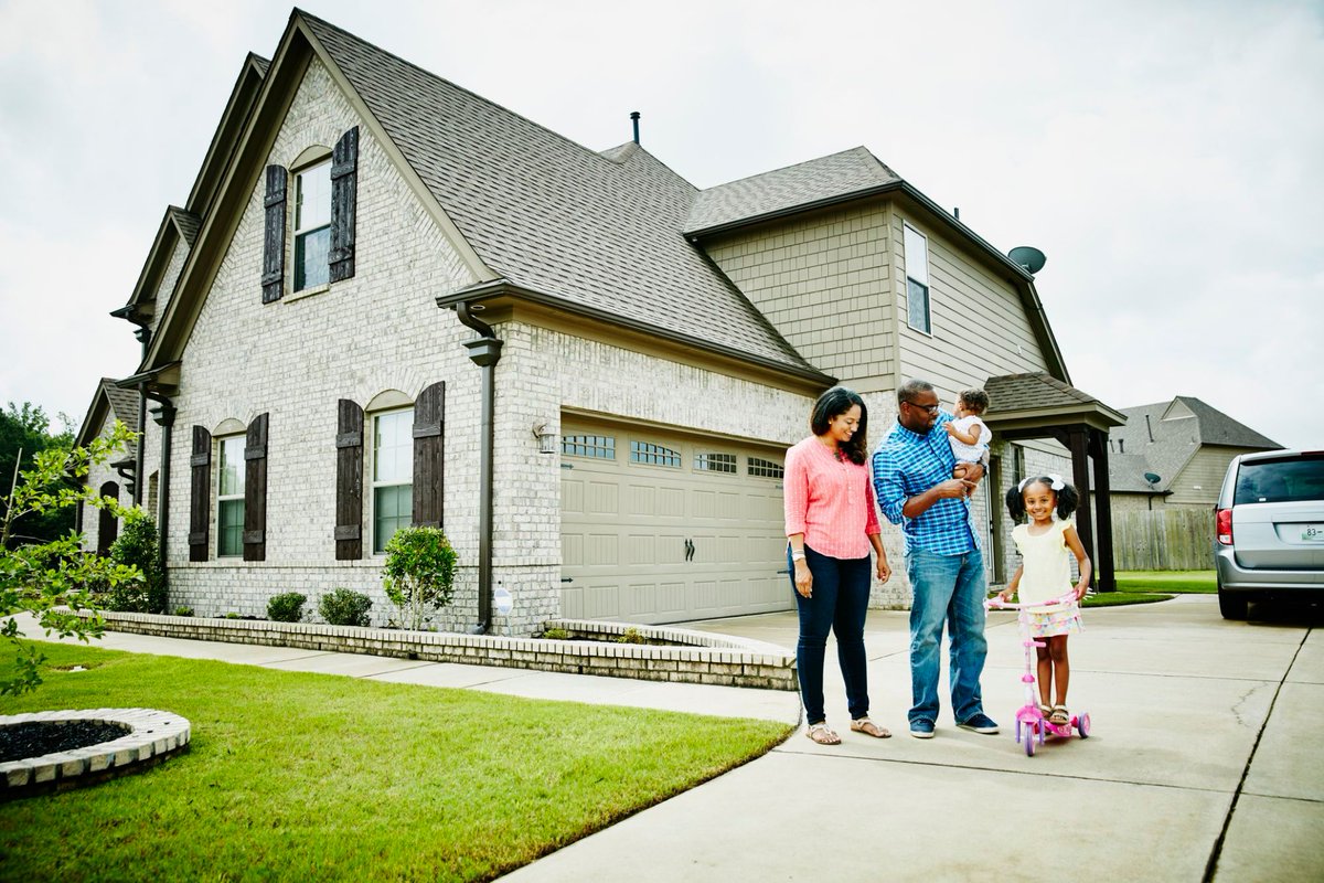 YahooFinance's tweet photo. Mortgage rates hit record low to start 2021 https://t.co/7kQ3vZyfoo by @dsinghx https://t.co/6h5IbIMIq7