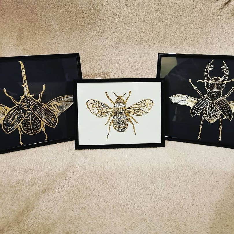 Droppboxuk's tweet photo. Check out these designs from @rob_drawsink, get in touch for commisions.

#drawings #art #artist #gold #goldleaf #design #designer #artoftheday #artofinstagram #pencildrawing #bee #lockdown #canvas #painting #paintbrush #designinspiration #designforsale
https://t.co/Vg82xMYdiJ https://t.co/zgcuJajEFl