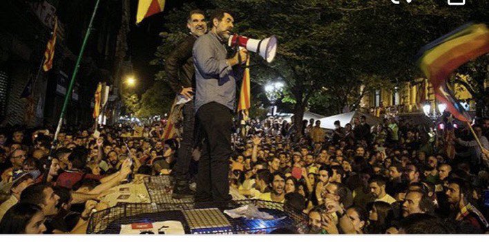 _Nikator_'s tweet photo. Los separatistas han montado una campaña de insultos contra 
@SoniaSierra02
 por este magistral tuit q explica como los golpistas de extrema derecha son iguales en todas partes.

Así q he decidido publicarlo yo también y os animo a hacer lo mismo. 😉

"Parecidos razonables" https://t.co/Ta2N76wAqy