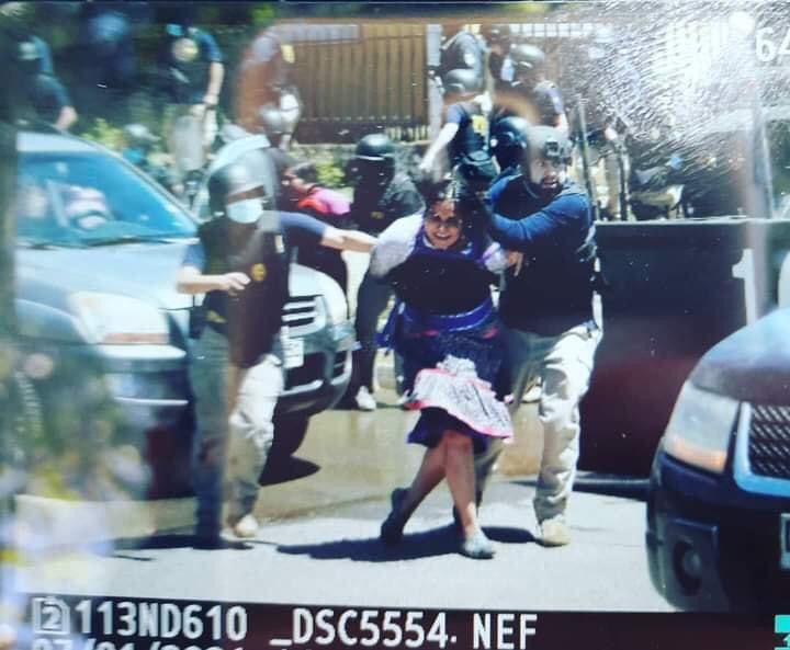 AHORA detienen a esposa de #camilocatrillanca. Esta es la violencia que vive en la #Araucanía el pueblo mapuche por el Estado chileno, no les bastó con asesinar a Camilo. Temucuicui completamente sitiado.
¡Desmilitarización YA del #Wallmapu! ¡No más represión!