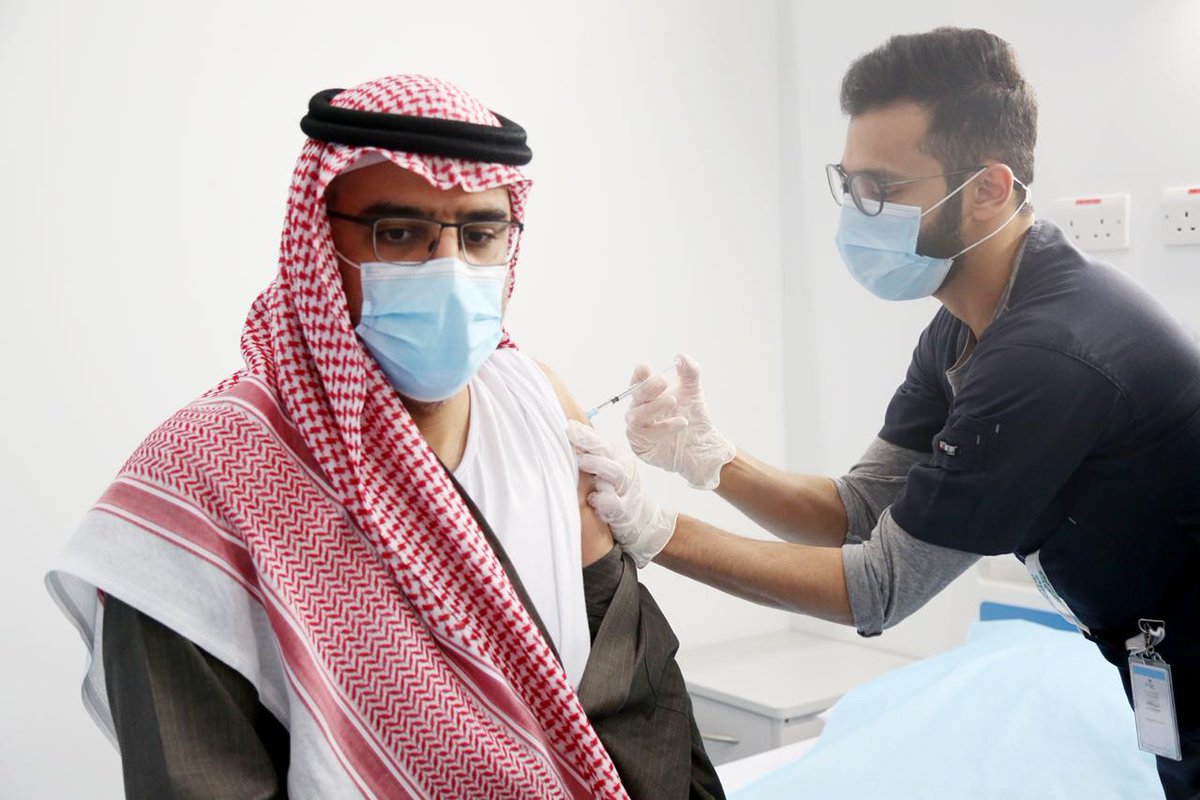 معالي وكيل وزارة الداخلية الدكتور هشام  بن عبدالرحمن الفالح يتلقى الجرعة الأولى من لقاح كوفيد 19.
