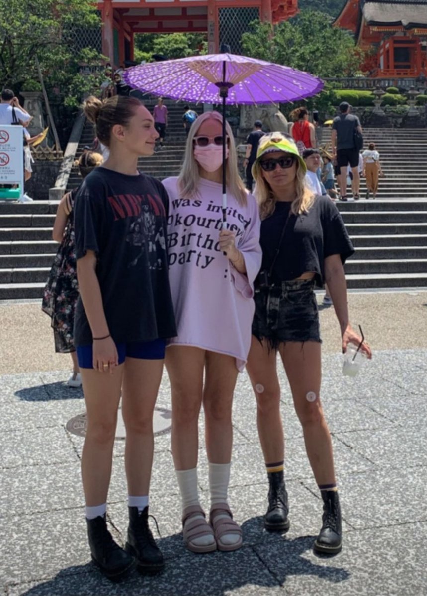 Nueva imagén de Sia junto a Maddie y Tonya en Japón de 2019, días antes de su última presentación del tour Nostalgic For The Present. 🖤🎎🎐