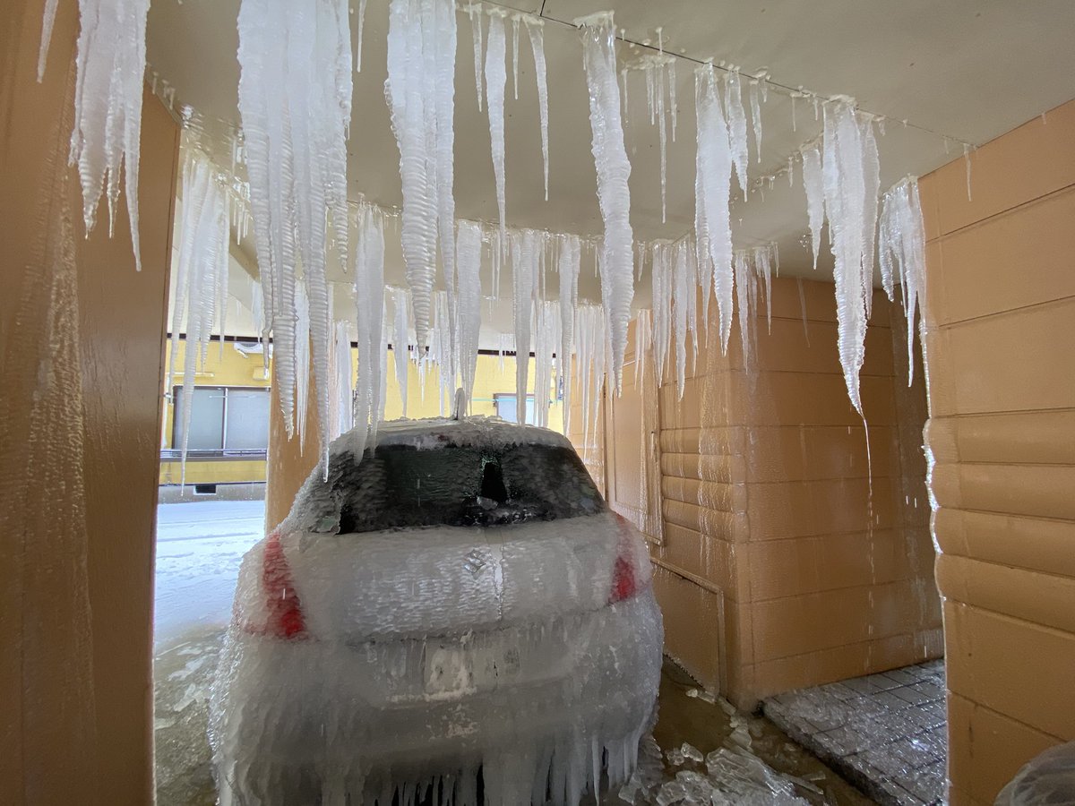 まるで鍾乳洞 出勤したら寒さで水道管が破裂して駐車場が凍ってこんな情景になっていた Togetter