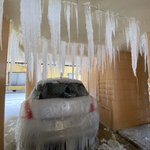 水道管が破裂した結果？駐車場が氷柱だらけになる!