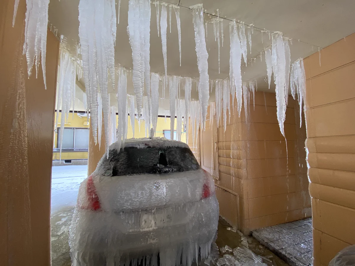 水道管が破裂した結果？駐車場が氷柱だらけになるwww