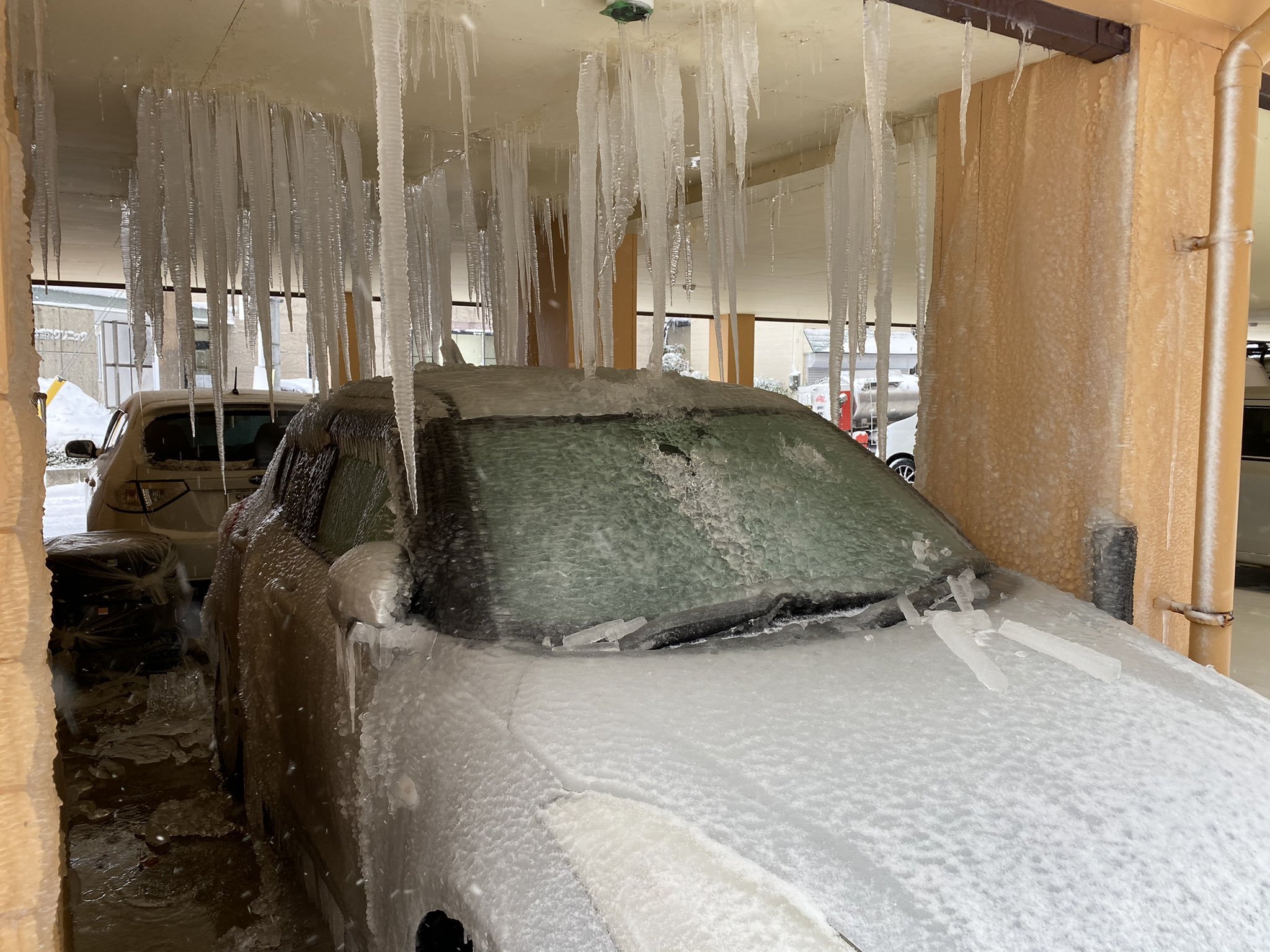 衝撃 水道管が破裂したマンションの一階にある 駐車場 が大変な事に えのげ