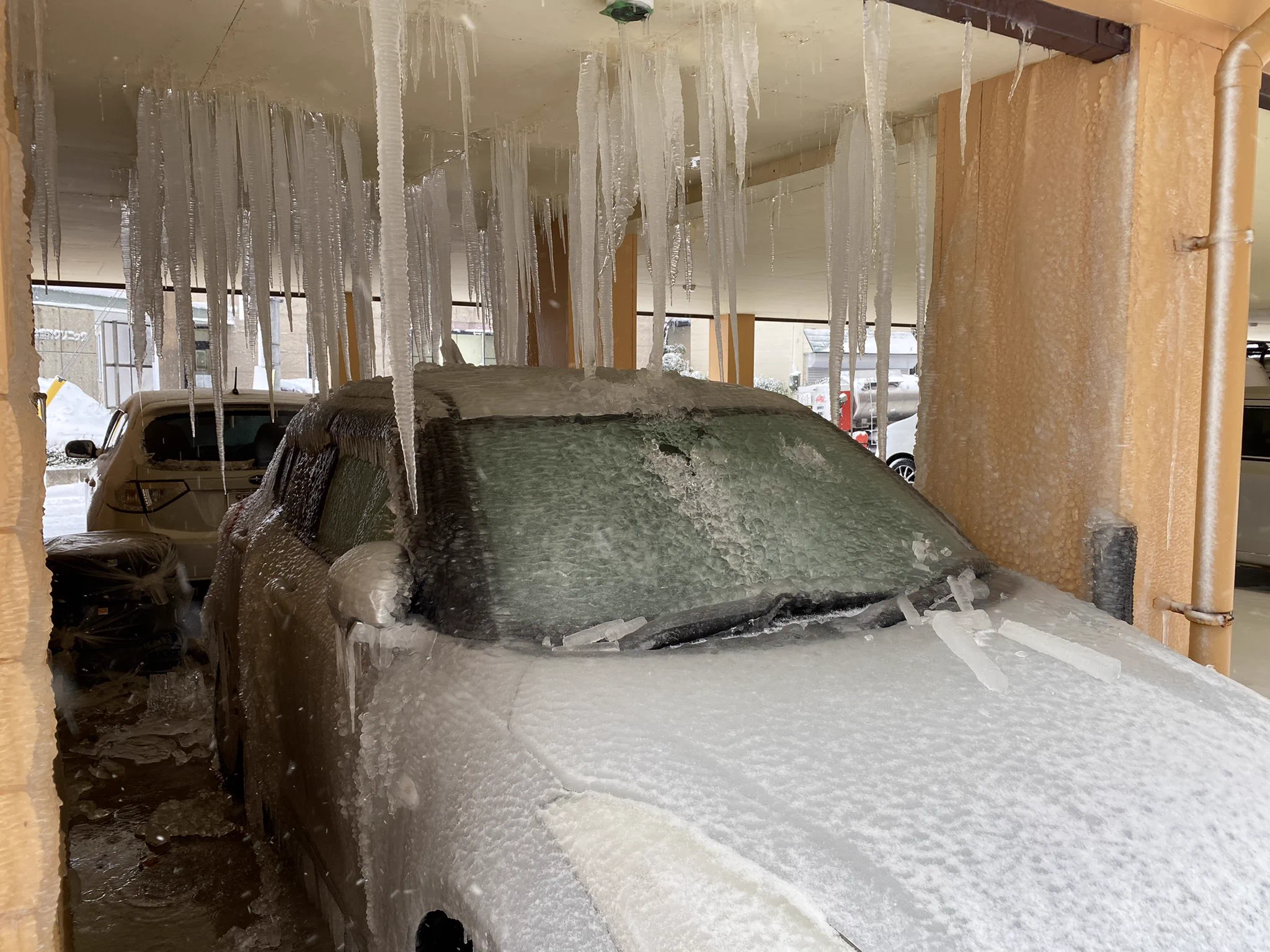 水道管が破裂した結果？駐車場が氷柱だらけになるwww